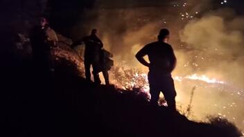 Νύχτα αγωνίας για τη μεγάλη φωτιά στη Μεσαρά - Δείτε βίντεο