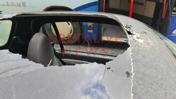 Ηράκλειο: Τμήμα μπαλκονιού έπεσε πάνω σε αυτοκίνητο- Δείτε φωτογραφίες