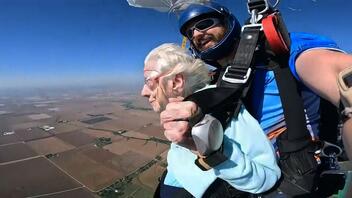 Η γηραιότερη γυναίκα στον κόσμο σε ελεύθερη πτώση!