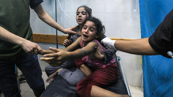 «Διπλωματικός πόλεμος» μετά τον σοκαριστικό βομβαρδισμό του νοσοκομείου στη Γάζα