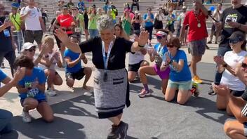 Ημιμαραθώνιος Κρήτης: Ο viral χορός της γιαγιάς Αγγέλας - Βίντεο