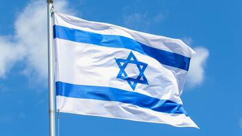 Βρετανία: Διαδηλωτές σκαρφάλωσαν σε δημαρχείο για να κατεβάσουν τη σημαία του Ισραήλ