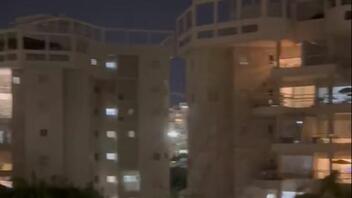 Ισραηλινοί τραγουδούν στα μπαλκόνια τον εθνικό τους ύμνο