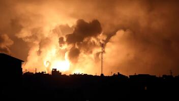 Αδιάκοπο σφυροκόπημα από ξηρά και αέρα στη Γάζα: Μπήκαν τα ισραηλινά τανκς στον θύλακα