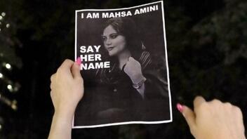 Απαγόρευση εξόδου από το Ιράν στην οικογένεια της Μαχσά Αμινί – Θα πήγαινε στη Γαλλία για να πάρει το βραβείο Ζαχάροφ