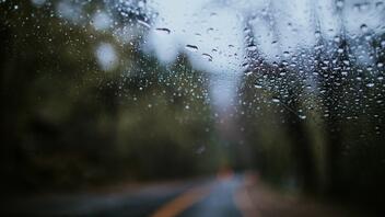 Τι θα πρέπει να προσέχουμε αν πιάσει βροχή καθώς οδηγούμε;