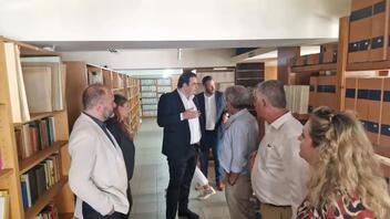 Επίσκεψη Πιερρακάκη στα Γενικά Αρχεία του Κράτους στο Ηράκλειο