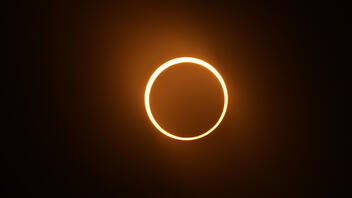 «Δαχτυλίδι της Φωτιάς»: Καθηλωτική η σπάνια δακτυλιοειδής έκλειψη Ηλίου