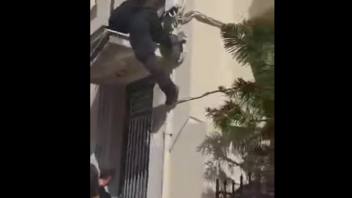 Πάτρα: Αστυνομικός σκαρφαλώνει σε μπαλκόνι για να σώσει ηλικιωμένο