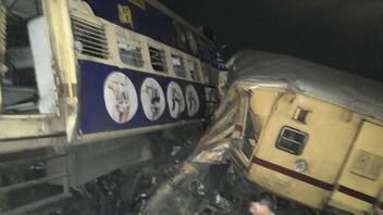 Πολύνεκρο σιδηροδρομικό δυστύχημα στην νότια Ινδία