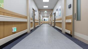 Επικουρικό προσωπικό νοσοκομείων: Για 6 μήνες παρατείνονται οι συμβάσεις