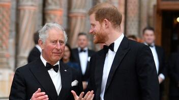 Ο πρίγκιπας Χάρι δεν προσκλήθηκε στο Μπάκιγχαμ για τα 75α γενέθλια του βασιλιά Καρόλου