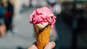 Πονόλαιμος και αμυγδαλίτιδα: Κάνει όντως καλό το παγωτό;