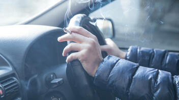 Καπνίζουν οι γονείς μέσα στο αυτοκίνητο; Κινδυνεύουν τα παιδιά