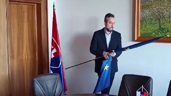 Σλοβακία: Βουλευτής κατέβασε τη σημαία της ΕΕ και άλλαξε τη φωτογραφία της προέδρου με τον Τσε Γκεβάρα