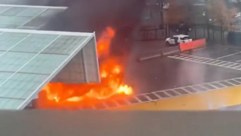 Έκρηξη αυτοκινήτου σε γέφυρα στα σύνορα ΗΠΑ-Καναδά με νεκρούς - Σοκάρει το video