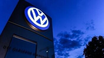 Η VW μειώνει τις βάρδιες στο εργοστάσιο ηλεκτρικών αυτοκινήτων