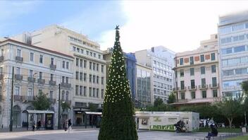 Κλέβουν μπάλες από τα Χριστουγεννιάτικα δέντρα της Αθήνας!