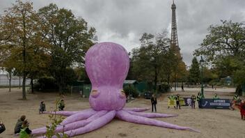 Παρίσι: Ένα... ροζ χταπόδι για τον πρωθυπουργό της Νορβηγίας