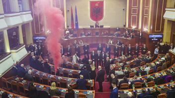 Αλβανία: Βουλευτές άναψαν καπνογόνα μέσα στο κοινοβούλιο