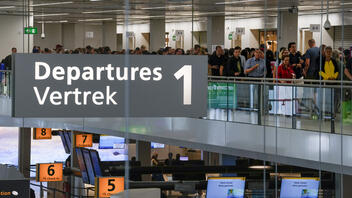 Αμστερνταμ: Δεκάδες ακυρώσεις πτήσεων λόγω χιονόπτωσης στο αεροδρόμιο Σίπχολ