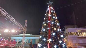 Χριστουγεννιάτικο... φως στην Πλατεία Ελευθερίας! Βίντεο και φωτογραφίες