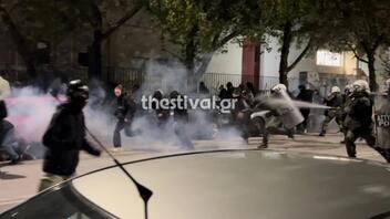 Θεσσαλονίκη : Ένταση έξω από το ΑΠΘ μεταξύ αντιεξουσιαστών και ΜΑΤ