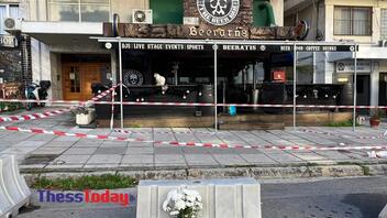 Λευκά λουλούδια στο σημείο της δολοφονίας του αστυνομικού στη Θεσσαλονίκη