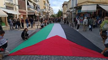 Δράση για την Παλαιστίνη στο Ηράκλειο: Σημαία 20 μέτρων απλώθηκε στη Δικαιοσύνης