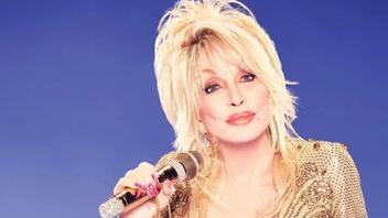 Dolly Parton: «Eίμαι 77 χρονών και είμαι ροκ σταρ»
