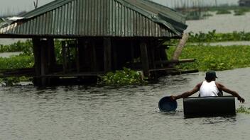 Στα καταφύγια χιλιάδες άνθρωποι στις Φιλιππίνες εξαιτίας της τροπικής καταιγίδας Τζελαουάτ