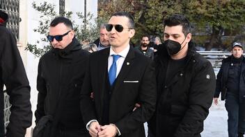 Ηλίας Κασιδιάρης: Με χειροπέδες στο Δημαρχείο της Αθήνας για να ορκιστεί δημοτικός σύμβουλος