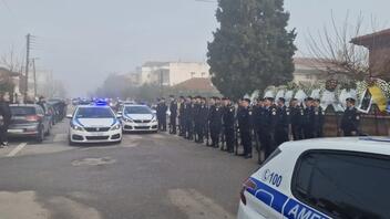 Θεσσαλονίκη: Με χειροκροτήματα και τιμές ήρωα το τελευταίο αντίο στον 32χρονο αστυνομικό