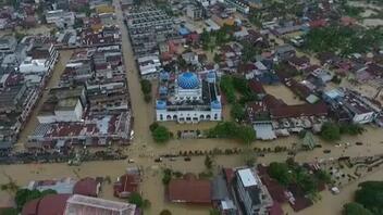 Σφοδρές πλημμύρες στη βόρεια Σουμάτρα