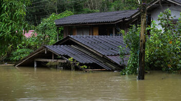Έξι νεκροί και ανυπολόγιστες καταστροφές από τις πλημμύρες στην Ταϊλάνδη
