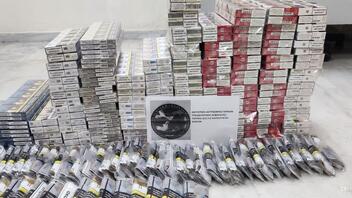 Εκατοντάδες πακέτα λαθραίων τσιγάρων και καπνού οδήγησαν στη σύλληψή του