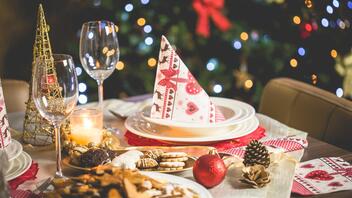 Εορταστικό τραπέζι: Συμβουλές για την ασφαλή κατανάλωση τροφίμων στις γιορτές