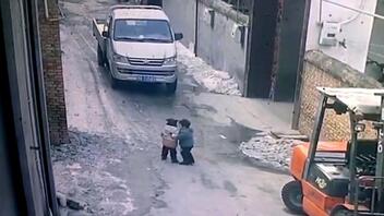 Νήπιο αγοράκι προστατεύει την αδερφή του στο δρόμο!