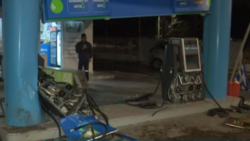 Βούλα: "Ισοπεδώθηκε" βενζινάδικο από πολυτελές τζιπ που κατέληξε επάνω του μετά από τρελή πορεία