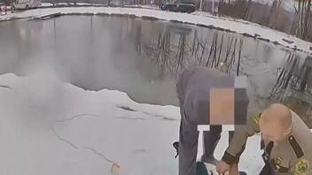 Δραματική διάσωση 8χρονης που έπεσε σε παγωμένη λίμνη στο Βερμόντ