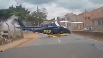 Βίντεο με τη στιγμή που ελικόπτερο έκανε «βαριά προσγείωση» σε δρόμο
