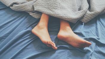 Υπάρχει λόγος που τρίβετε τα πόδια σας μεταξύ τους πριν τον ύπνο