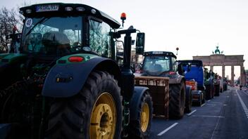 Χάος στη Γερμανία με τις κινητοποιήσεις αγροτών και μηχανοδηγών