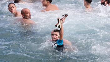 Αγιασμός των υδάτων στο Ηράκλειο - Ένας 8χρονος έπιασε τον σταυρό - Βίντεο και φωτογραφίες