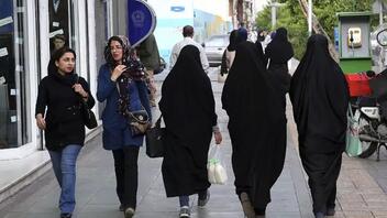 Ιράν: Καταδικάστηκε σε 74 μαστιγώσεις επειδή δεν φορούσε ισλαμική μαντίλα
