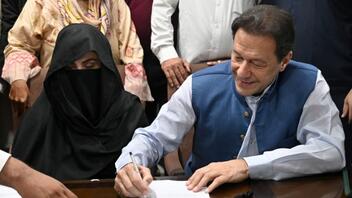 Καταδικάστηκαν για διαφθορά ο πρώην πρωθυπουργός του Πακιστάν Ιμράν Χαν και η σύζυγός