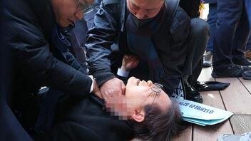 Σοκ στη Νότια Κορέα: Μαχαίρωσαν στον λαιμό τον ηγέτη της αντιπολίτευσης ενώ έκανε δηλώσεις 