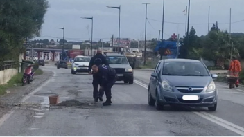 Αστυνομικοί «μπάλωσαν» λακκούβα στον δρόμο και βρήκαν τον μπελά τους