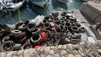 Λάστιχα, τούβλα, πάσης φύσεως σκουπίδια και ογκώδη αντικείμενα έβγαλαν από τη θάλασσα!