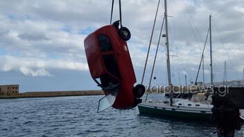 Αναστάτωση στο Ενετικό Λιμάνι τα ξημερώματα - Αυτοκίνητο έπεσε στη θάλασσα